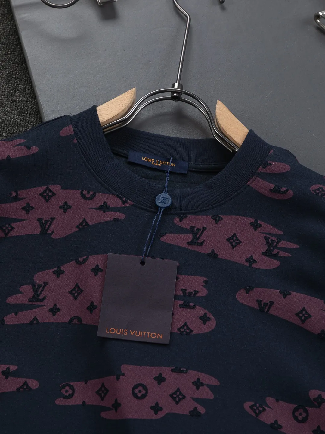 🅿️210 Louis Vuitton 1V LV micro-wide version S-XL LV 26ss new product counters are on the shelves at the same time. Multiple craftsmanship, composite fabrics, all-over cutting🔥Fire flower clouds☁️letter logo🪡 embroidery, round neck short-sleeved T-shirt, same style for men and women! Consigned to one-to-one creation. Synchronized with the official website, pure cotton fabrics at the counter! It is close to the skin and comfortable, durable and easy to wear. It has a classic and simple logo design and meticulous original craftsmanship. Short-sleeves, a must-have item for men, do not appear to be the same for the general public, but must be unique and eye-catching. This LV short-sleeve is all about quality, comfort, the same shape and fashion as always, including fabrics and cutting techniques. All of them have been made with great effort! 320 grams of washed pure cotton fabric, pure cotton is breathable, very refreshing and comfortable for daily wear. The rib knitting on the neckline is smooth and tight, and the neckline will not be skewed if you toss it at will. The loose version, you will find that it looks really good on the upper body. The overall is minimalist and neat, super versatile for daily use! Pair it casually with a pair of pants for a youthful look. A T-shirt will make your outfit crazy. It is a fashionable item that can never go wrong! Color: Black White Gray Purple Size: S-XL Size chart: S: Shoulder width 50-Bust 56-Length 70 M: Shoulder width 52-Bust 57-Length 72 L: Shoulder width 54-Bust 59-Length 74 XL: Shoulder width 56-Bust 62-Length 76